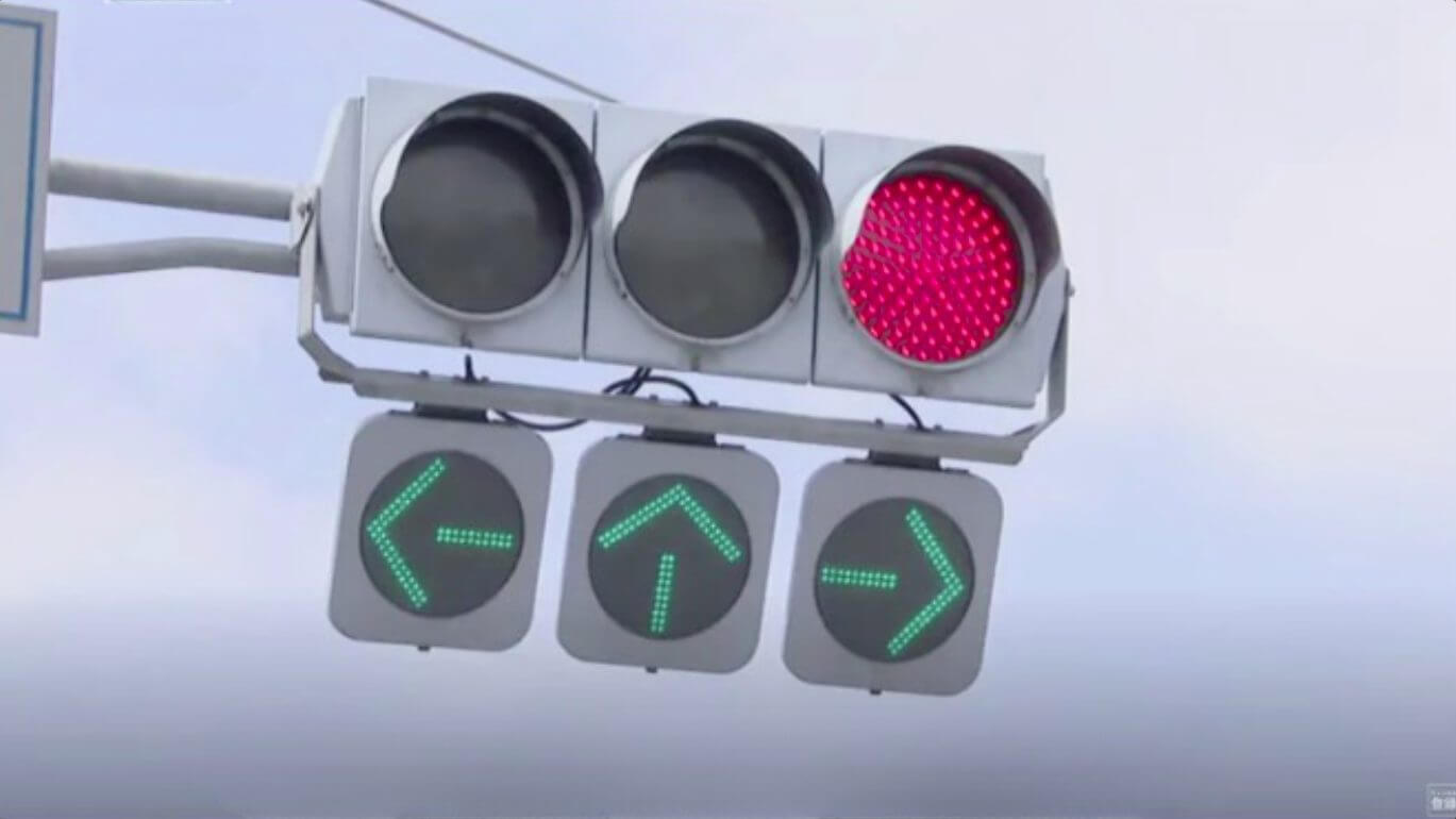 Semáforo, onde se avança no vermelho, ajudou a reduzir drasticamente acidentes em cruzamento no Japão