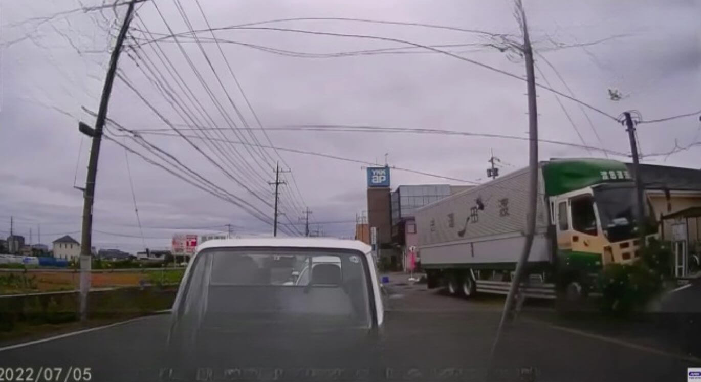 Caminhão gera engavetamento em semáforo e só para, após bater em poste no Japão