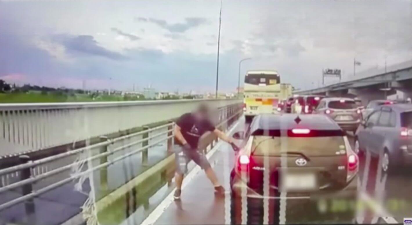 Homem ameaça motorista com faca durante congestionamento no Japão