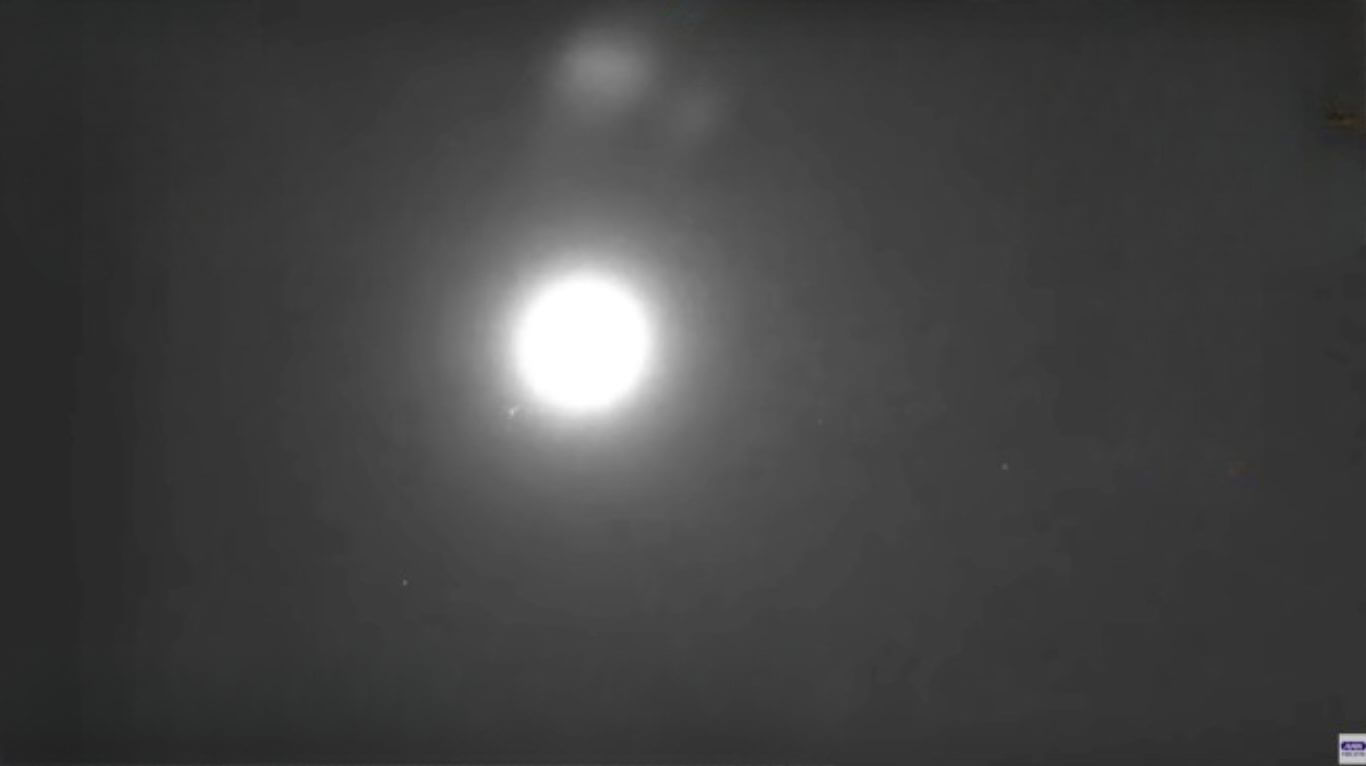 Entusiastas estão à procura de pequeno meteorito que caiu em Tóquio, dispostos a negociar