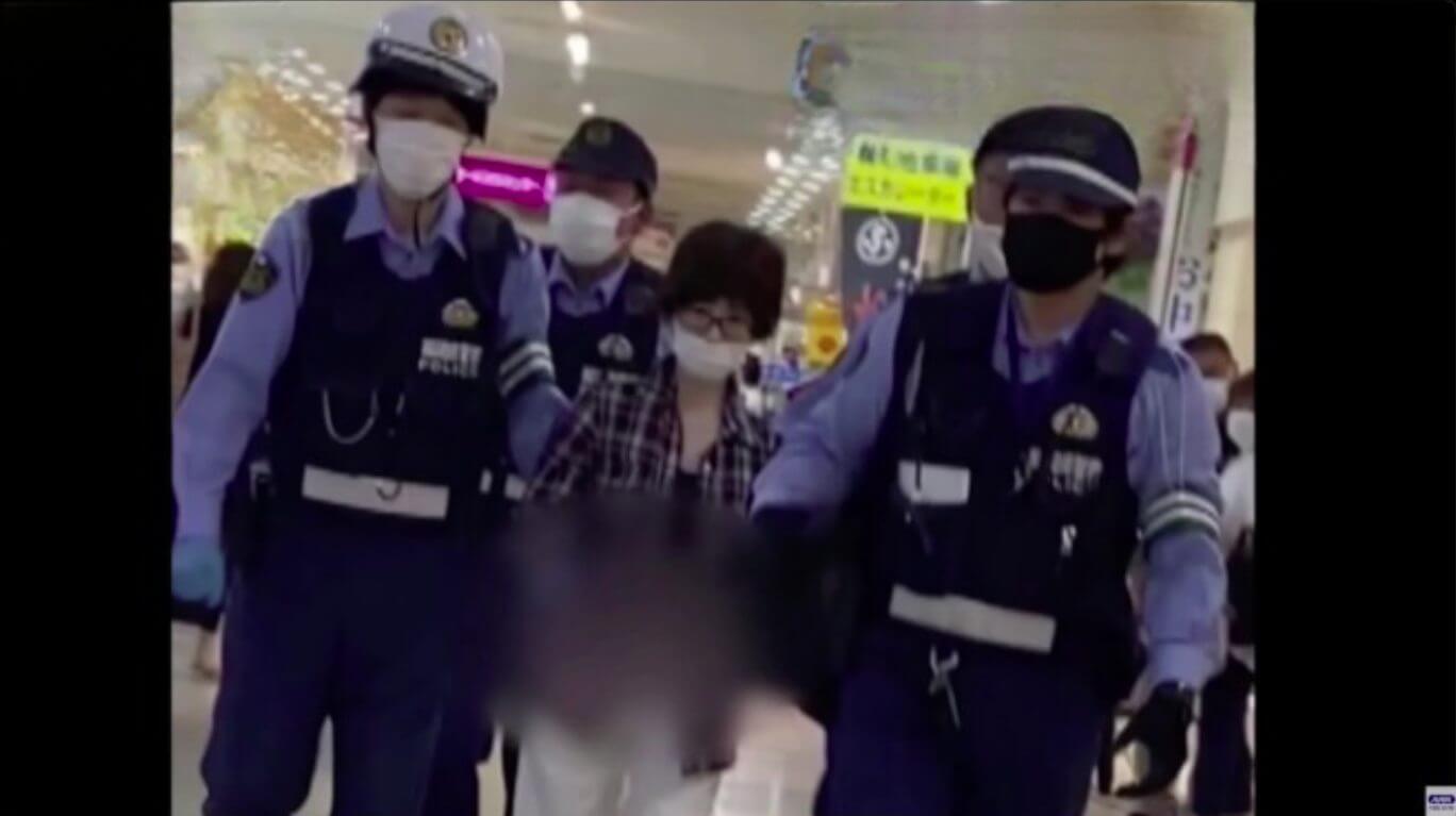 Mulher corta o pescoço de estudante dentro de um shopping no Japão