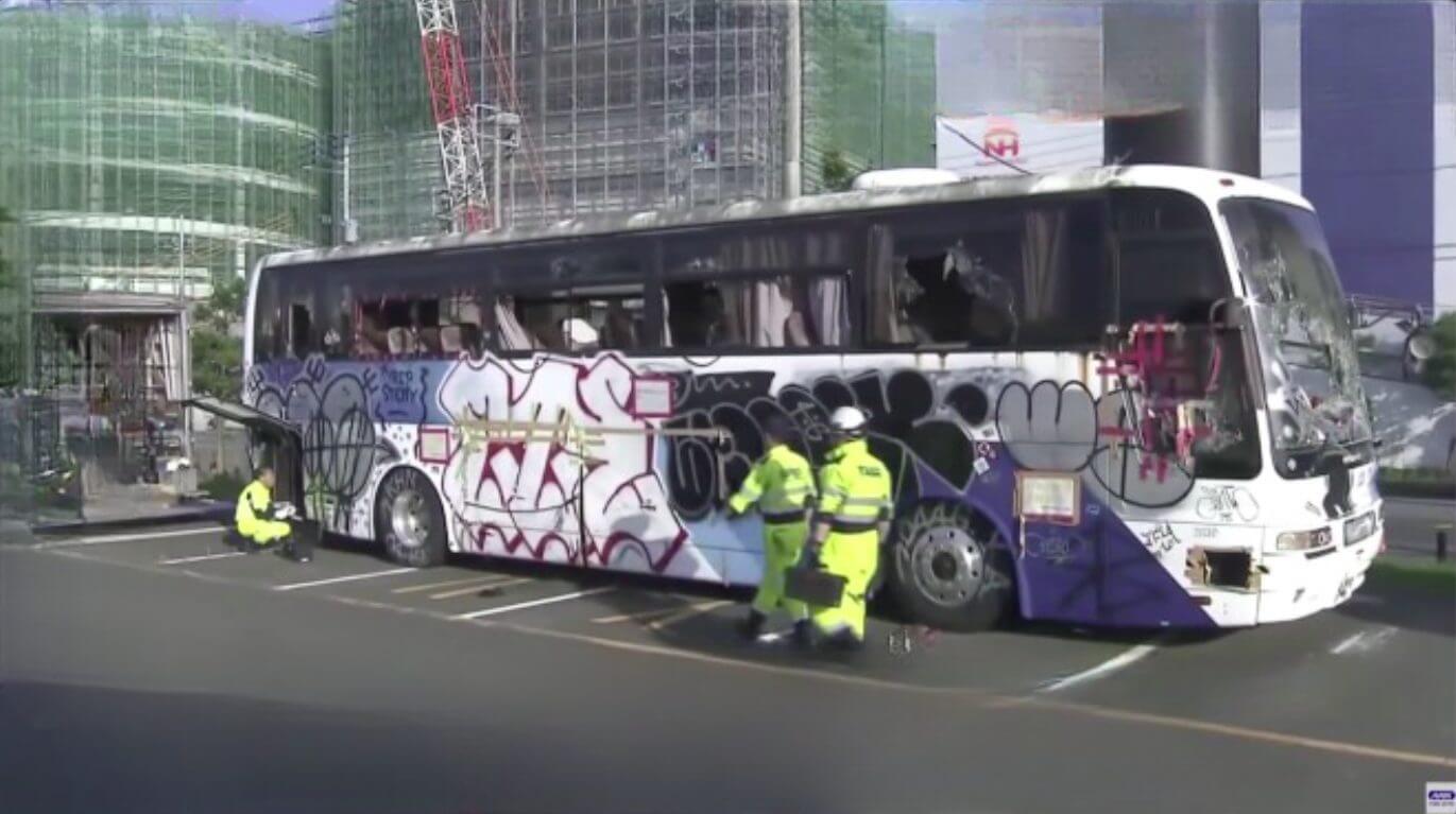 Ônibus depredado, que ficou um ano abandonado em parque no Japão, é finalmente removido 
