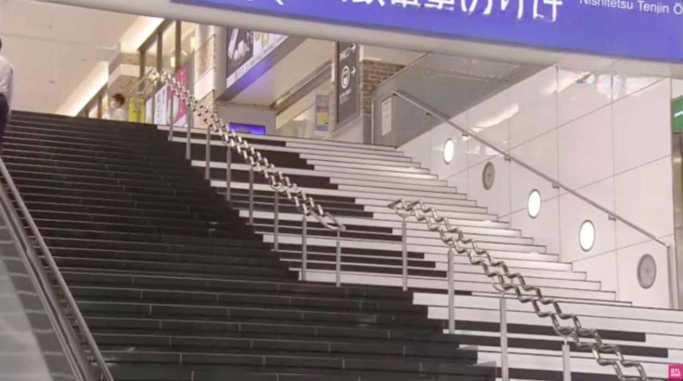 Escada dentro de estação de trem do Japão se transforma em um piano gigante e vira atração no sul do país