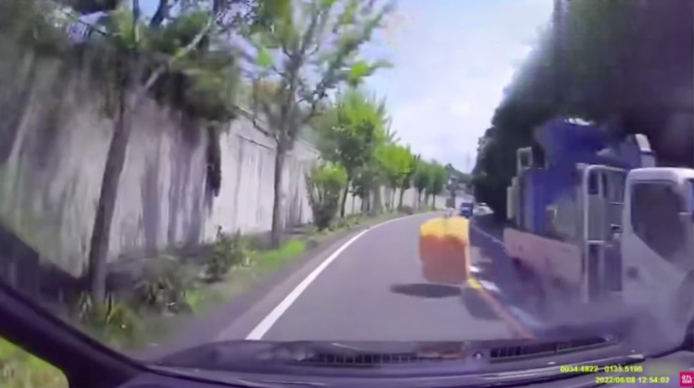 Caminhoneiro foge após queda da carga, que atingiu carro, feriu motociclista e criança no Japão 