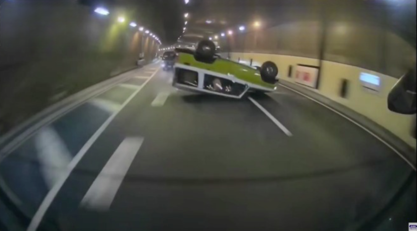 Carro capota em alta velocidade, durante ultrapassagem dentro de túnel no Japão 
