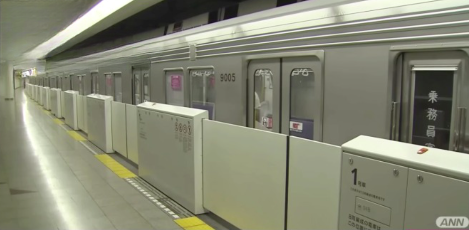 Condutor do Metrô de Tóquio esquece de abrir porta do trem devido por estar com sono 