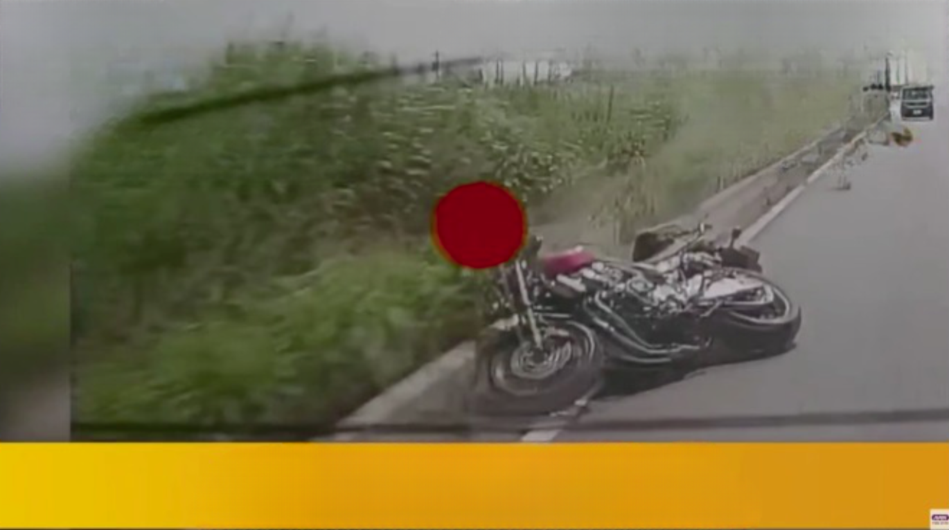 Motociclista cai após ficar 10 minutos ziguezagueando em estrada no Japão