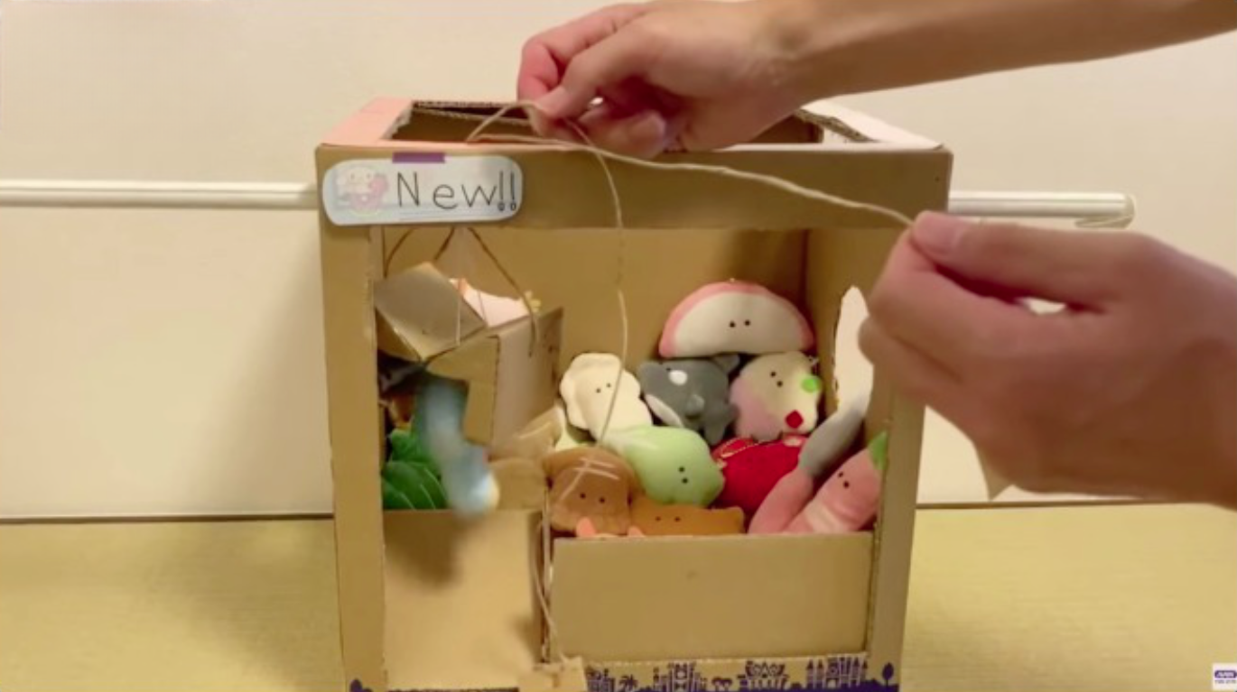 Japonês cria máquina de pegar com papelão para distrair filho dentro de casa