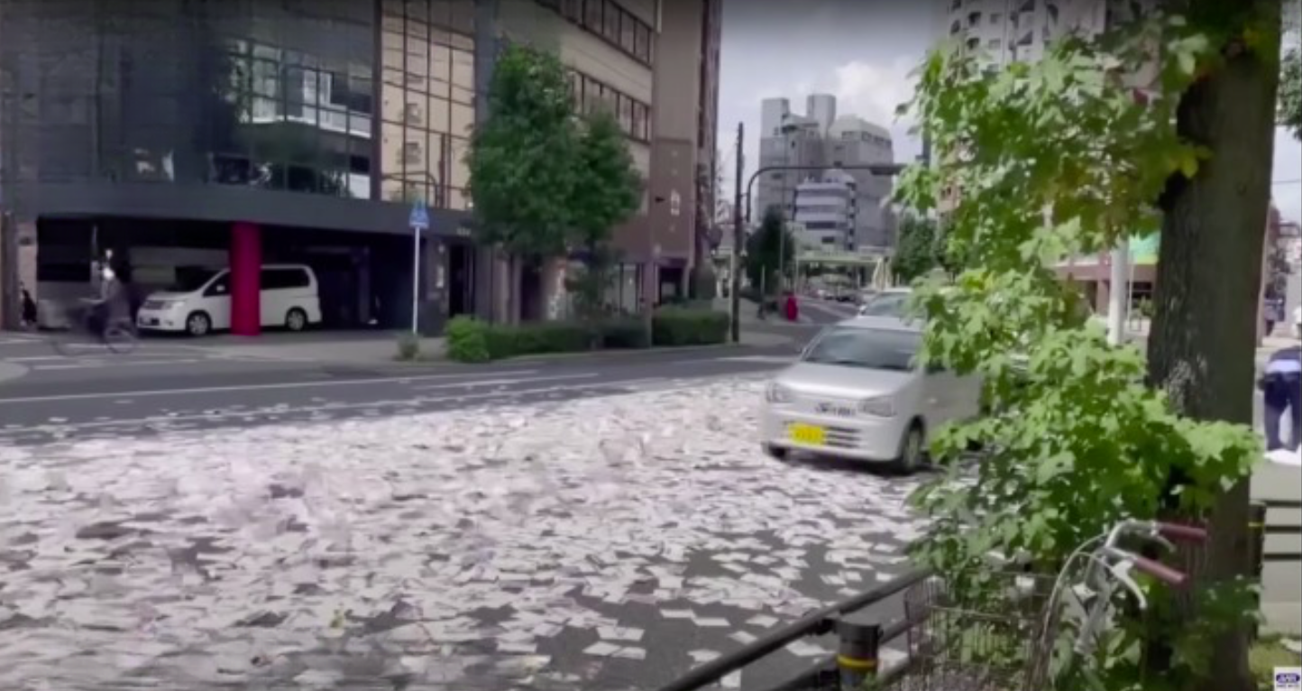 Cerca de 50 mil calendários ficam espalhados em avenida do Japão 