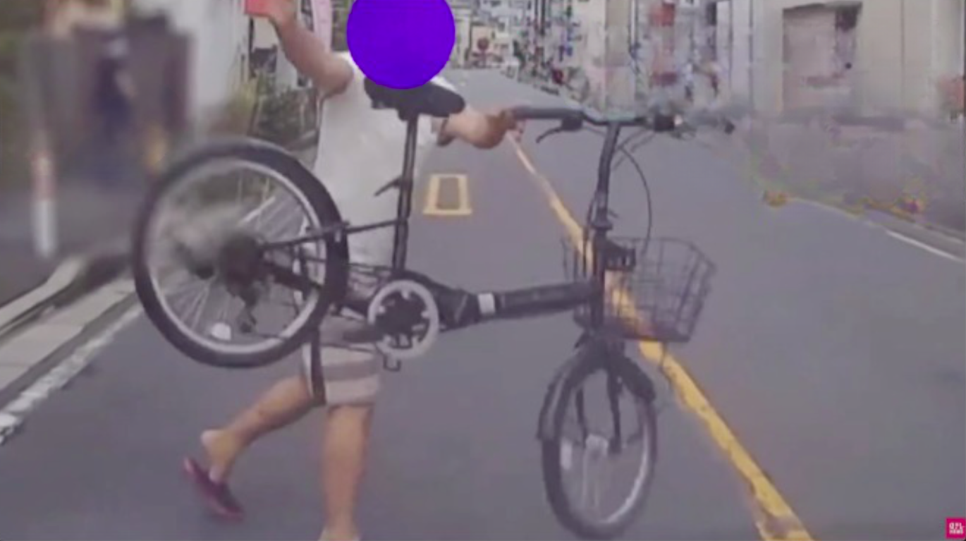 Homem irritado atira bicicleta sobre veículo no Japão