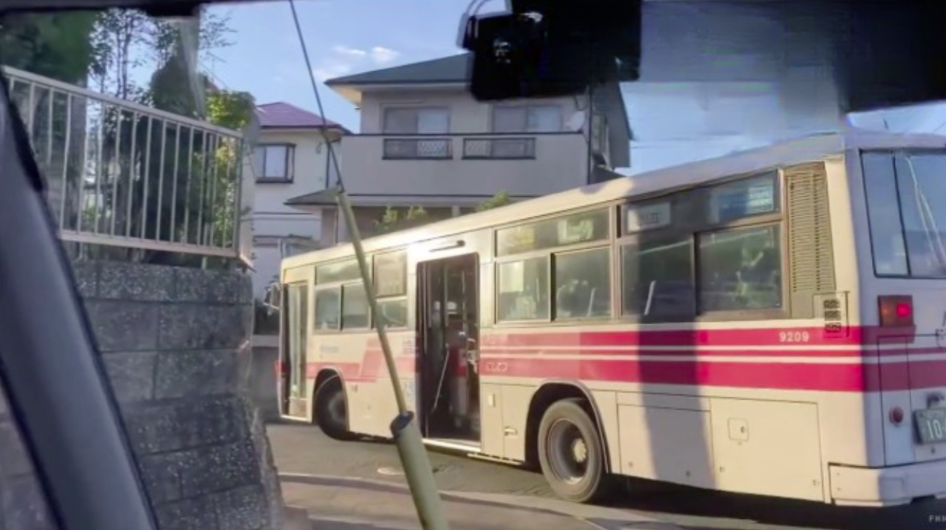 Ônibus viaja com a porta aberta e levanta questão sobre mecanismos de segurança no Japão
