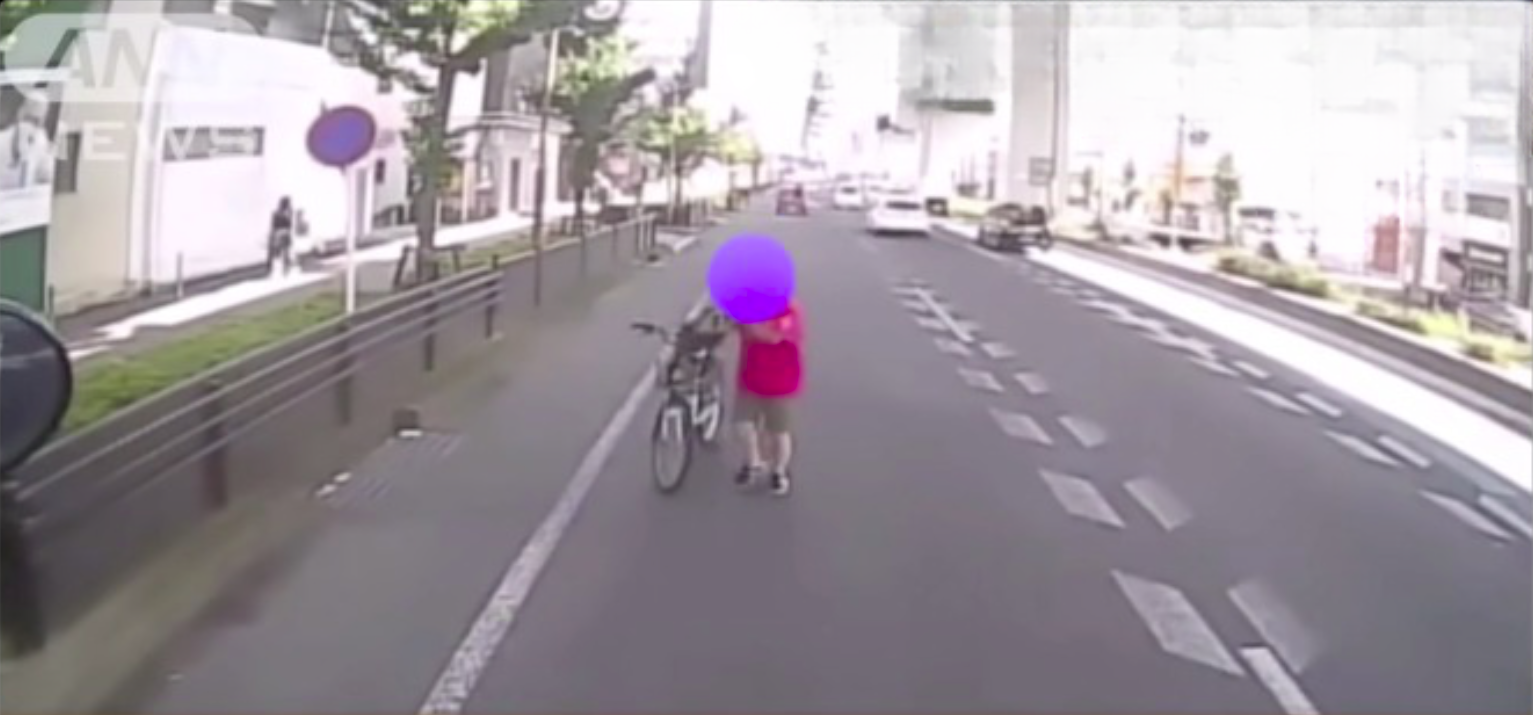 Ciclista aparece na contramão e para trânsito de cidade no Japão 