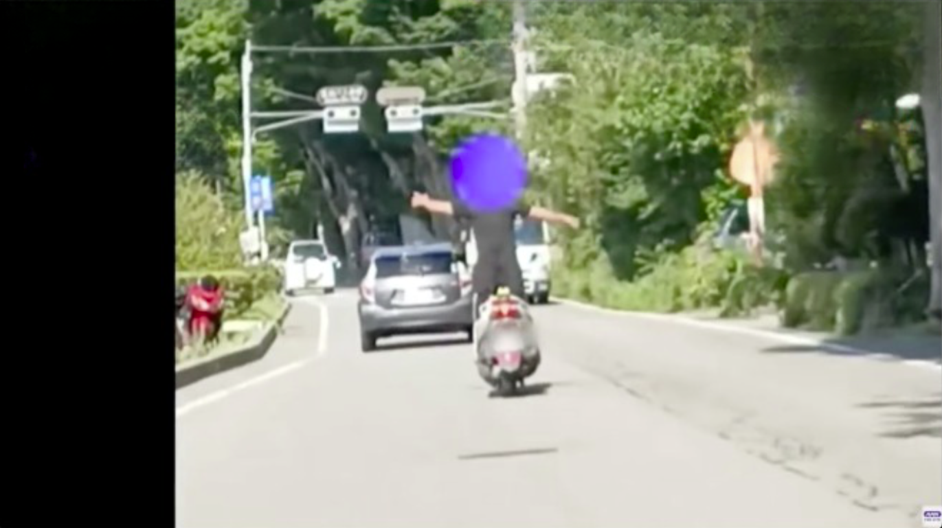 Motociclista realiza direção perigosa em estrada movimentada no Japão
