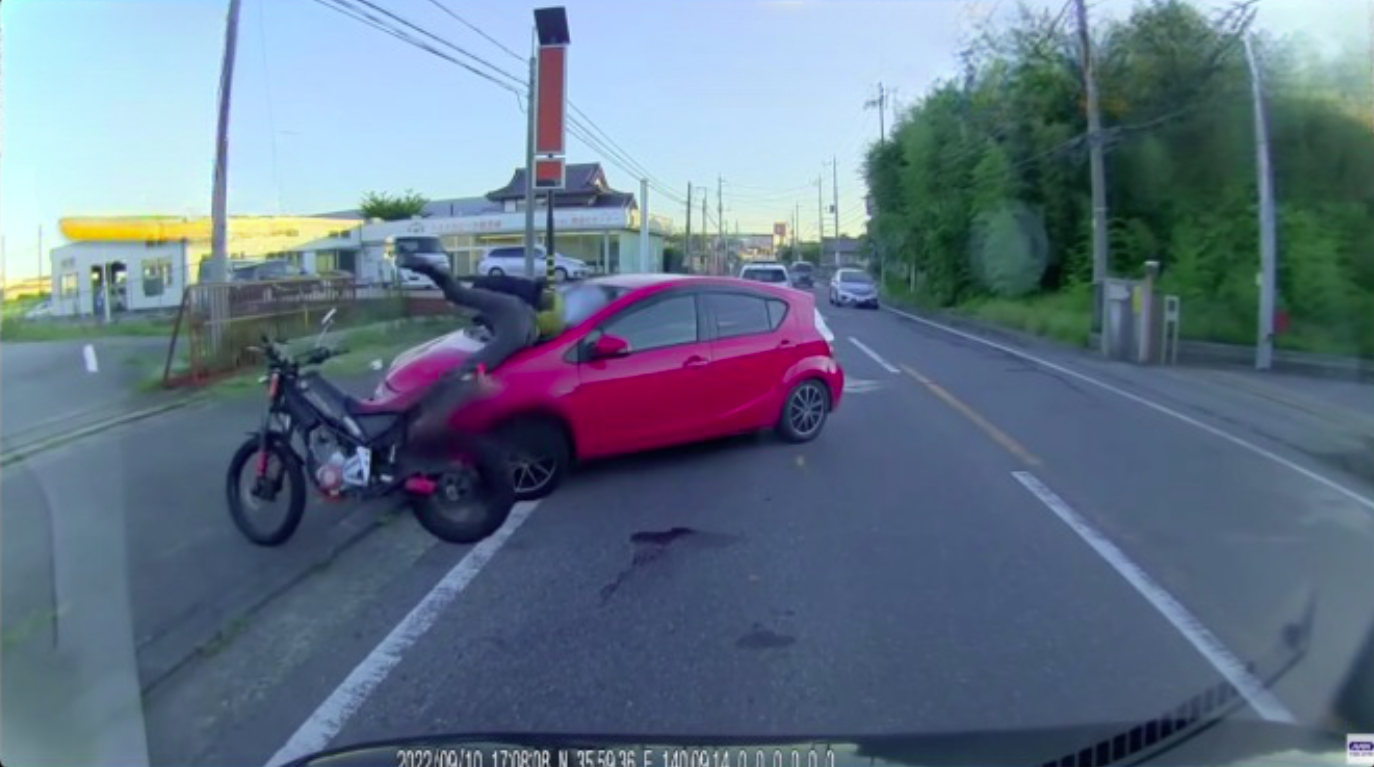 Motociclista, ultrapassando pela esquerda, sofre acidente rua do Japão 