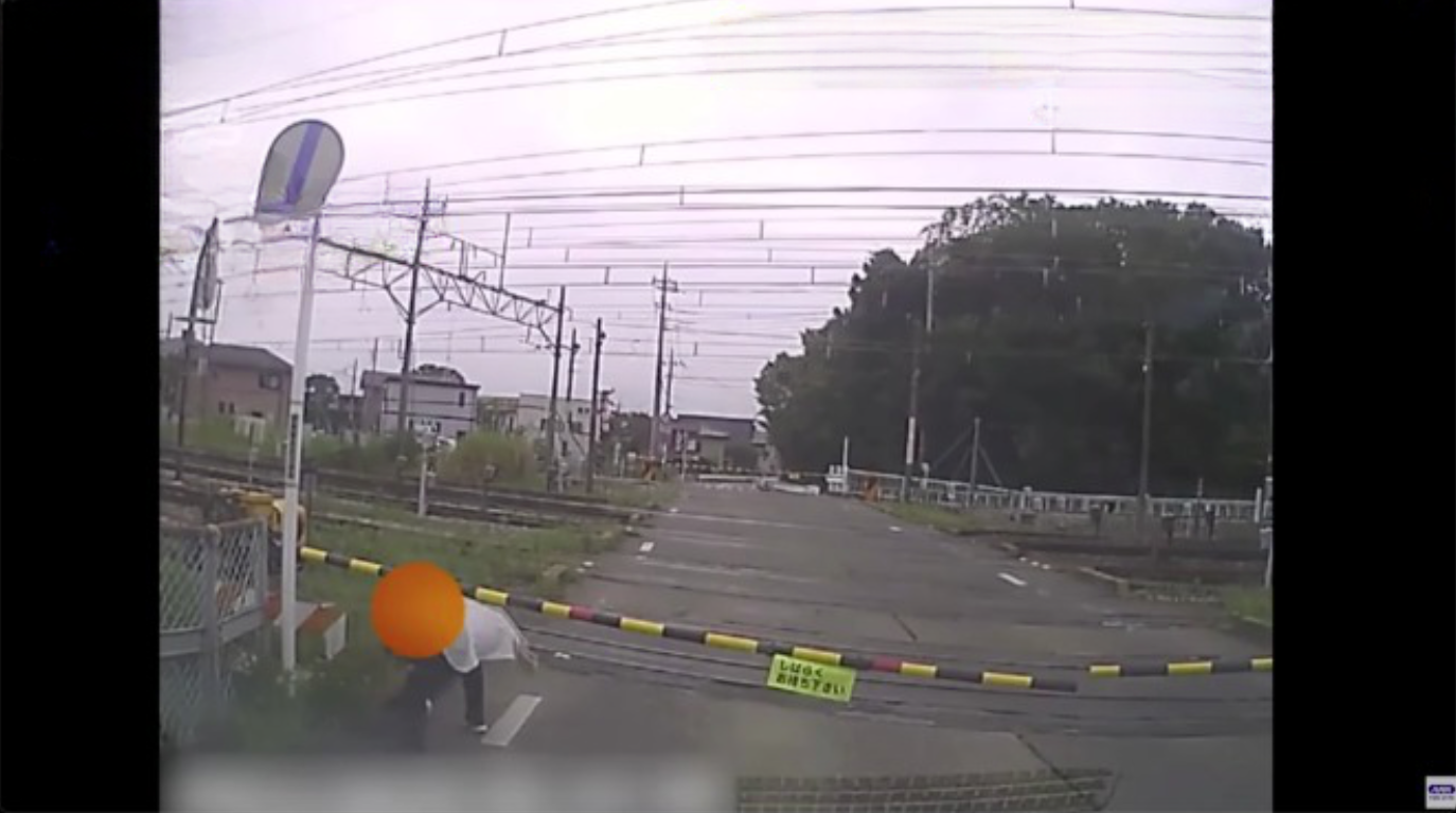 Mulher atravessa cancela de cruzamento ferroviário e assusta motorista no Japão