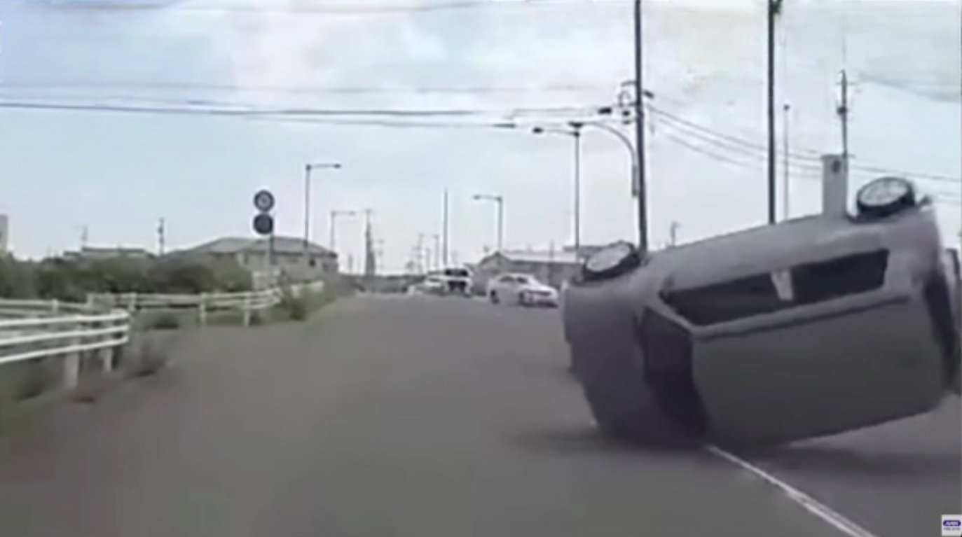 Motorista sortudo grava acidente com capotamento e escapa ileso no Japão 