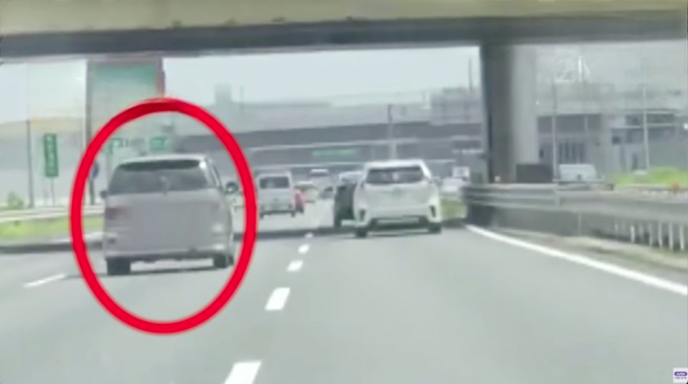 Vídeo flagra crianças em teto solar de carro em rodovia do Japão 