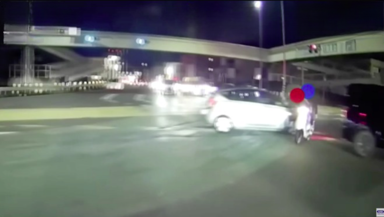 Choque entre carro e motinha mostra motociclista fugindo do local no Japão