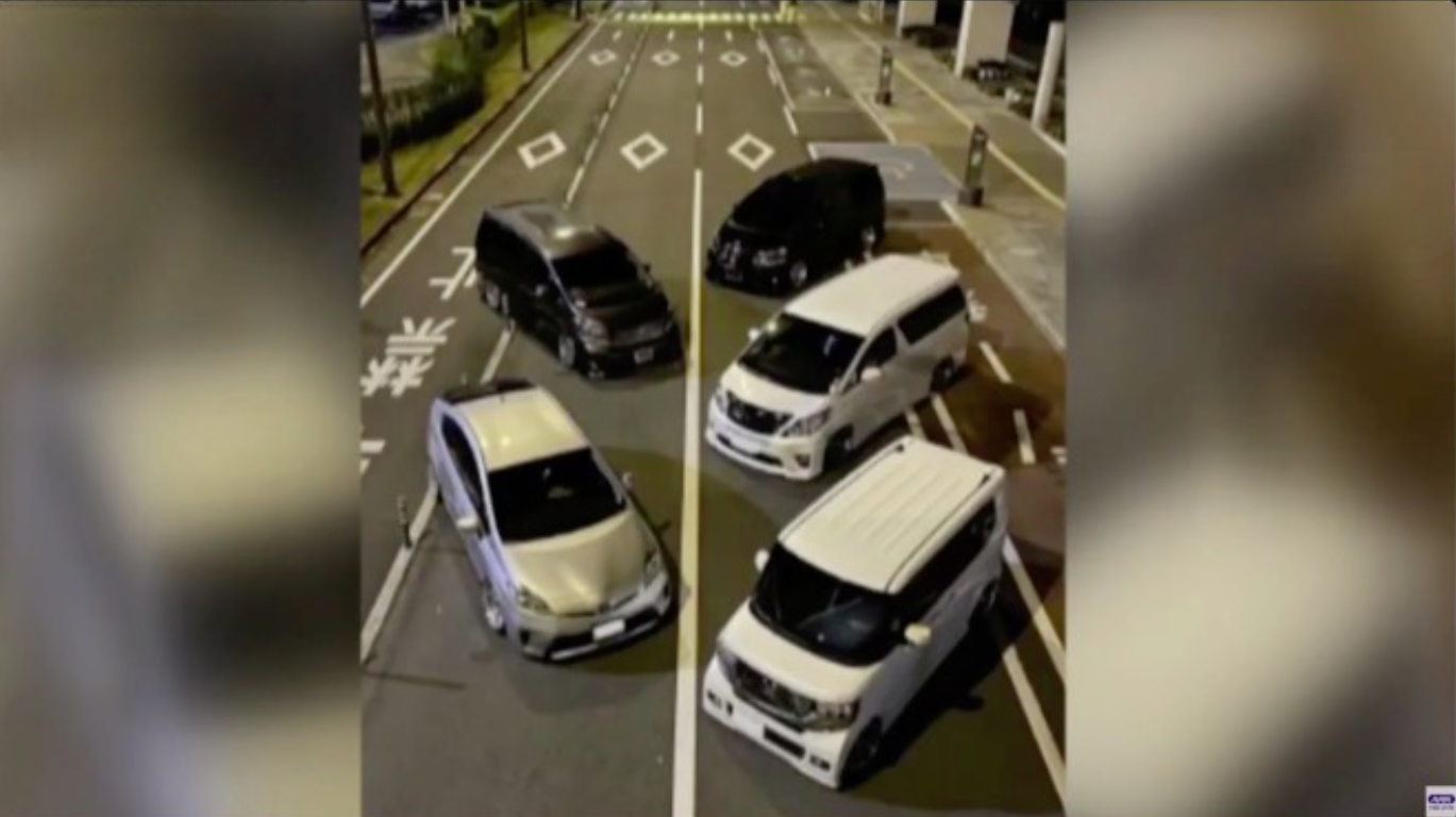 Foto de carros enfileirados, em frente a aeroporto do Japão, leva 6 pessoas para a cadeia