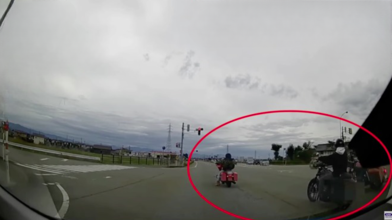 Motociclista fica se exibindo em semáforo e se dá mal no Japão