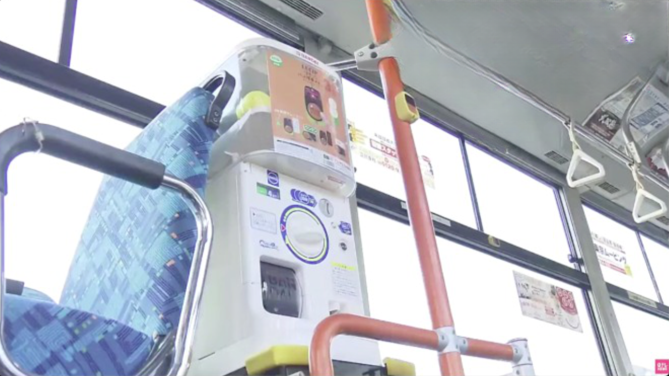 Máquina de cápsulas dentro de ônibus faz sucesso no Japão, devido a raridade em ser encontrada 