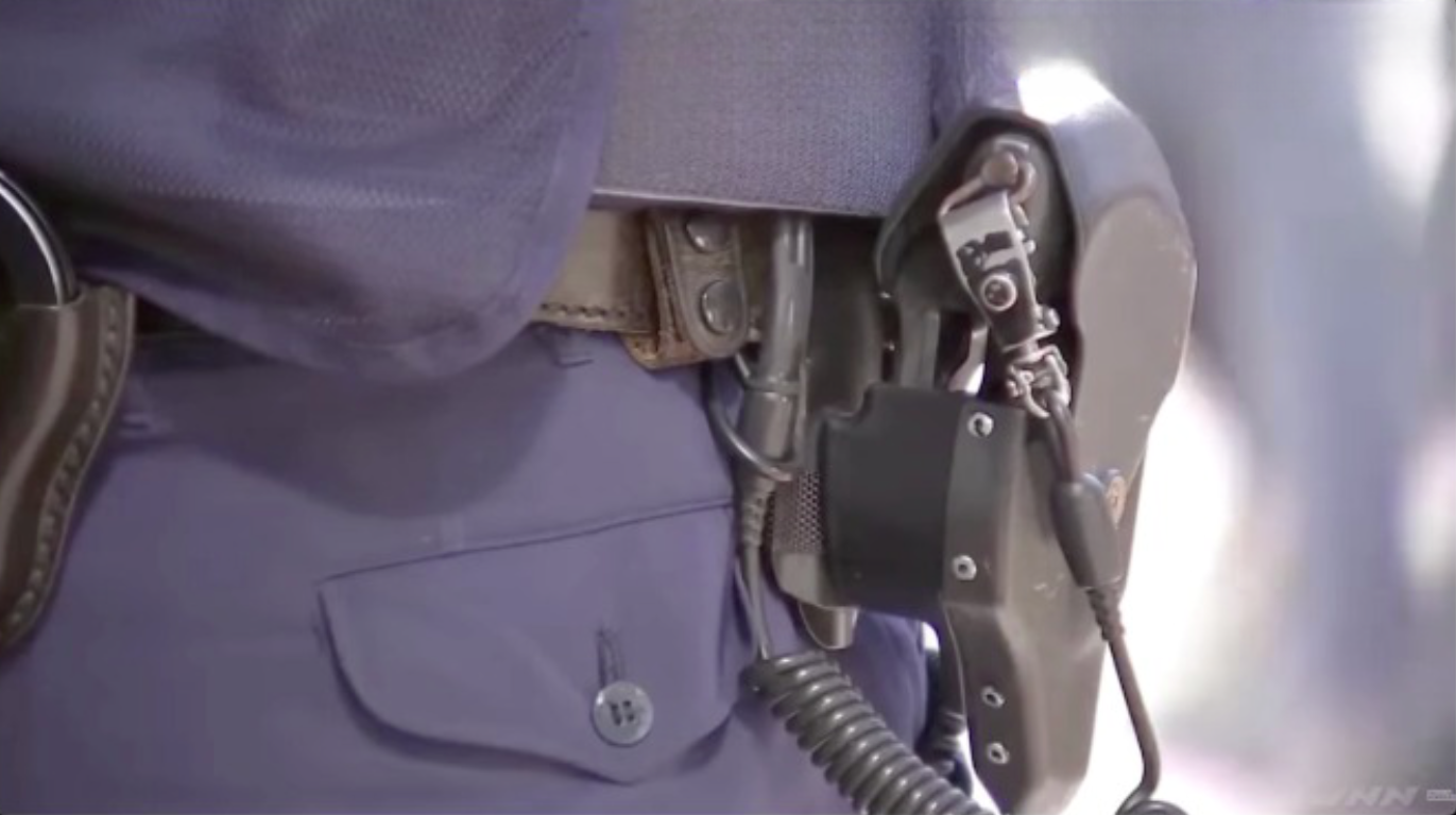 Homem ataca policial com tesoura para roubar sua arma em Tóquio 