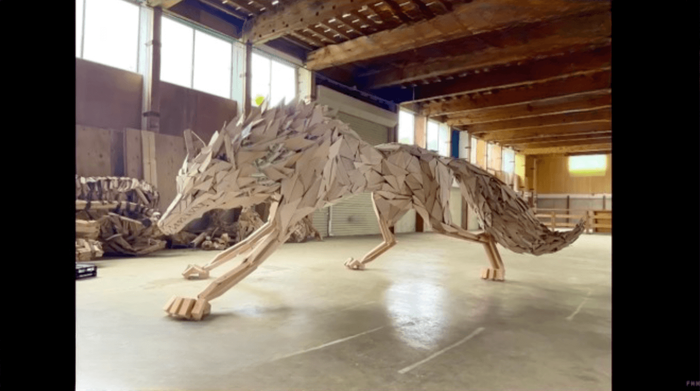 Artesão de resíduos faz sucesso nas redes sociais do Japão, criando animais com caixas de madeira 