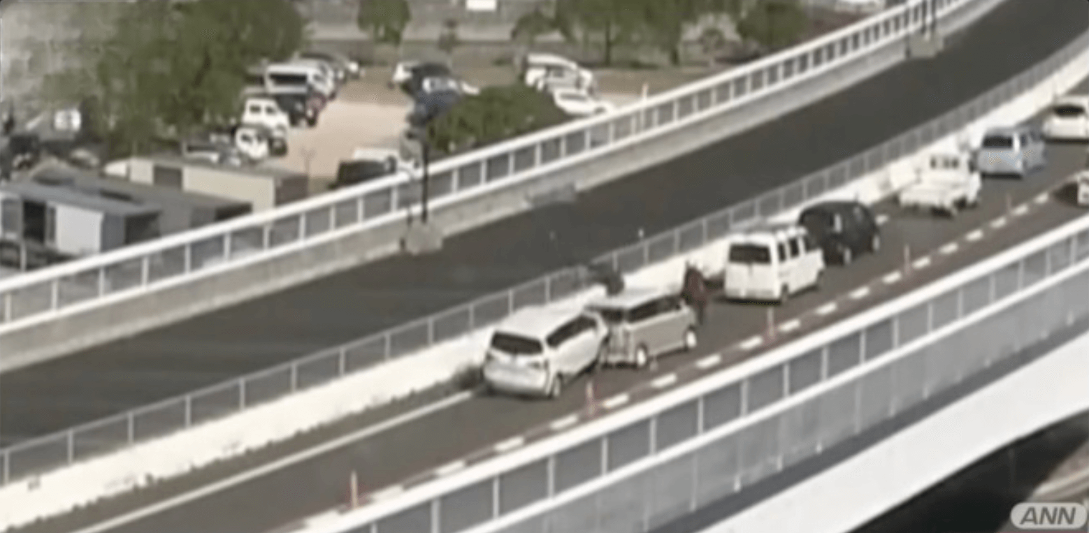 Engavetamento com duas motocicletas, fere 3 pessoas em rodovia do Japão 