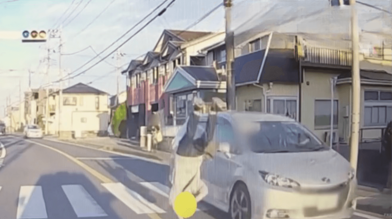 Carro atropela pedestre na faixa ao ultrapassar sinal vermelho no Japão