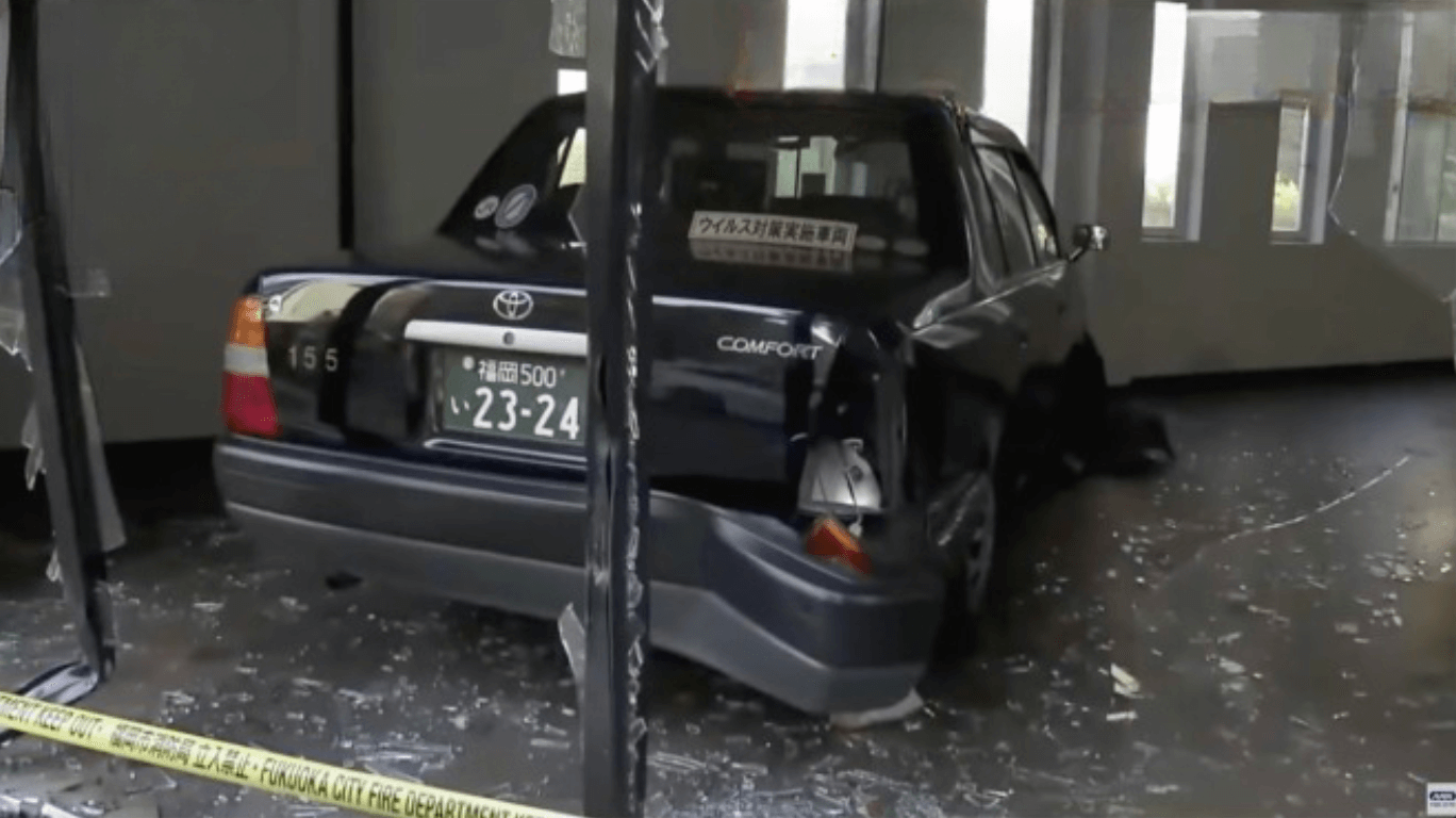 Acidente joga táxi dentro de loja no Japão 
