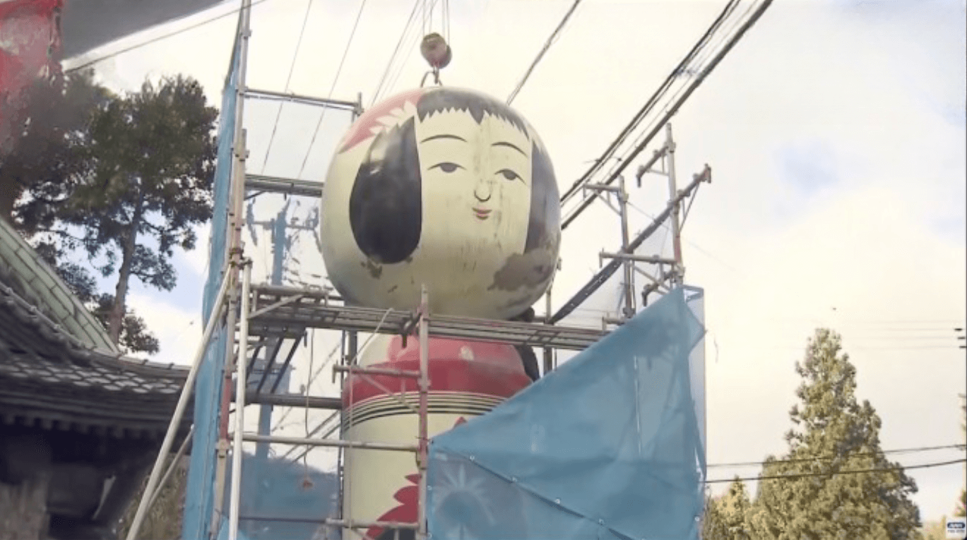 Cabeça de boneca gigante é colocada de volta após vaquinha online 