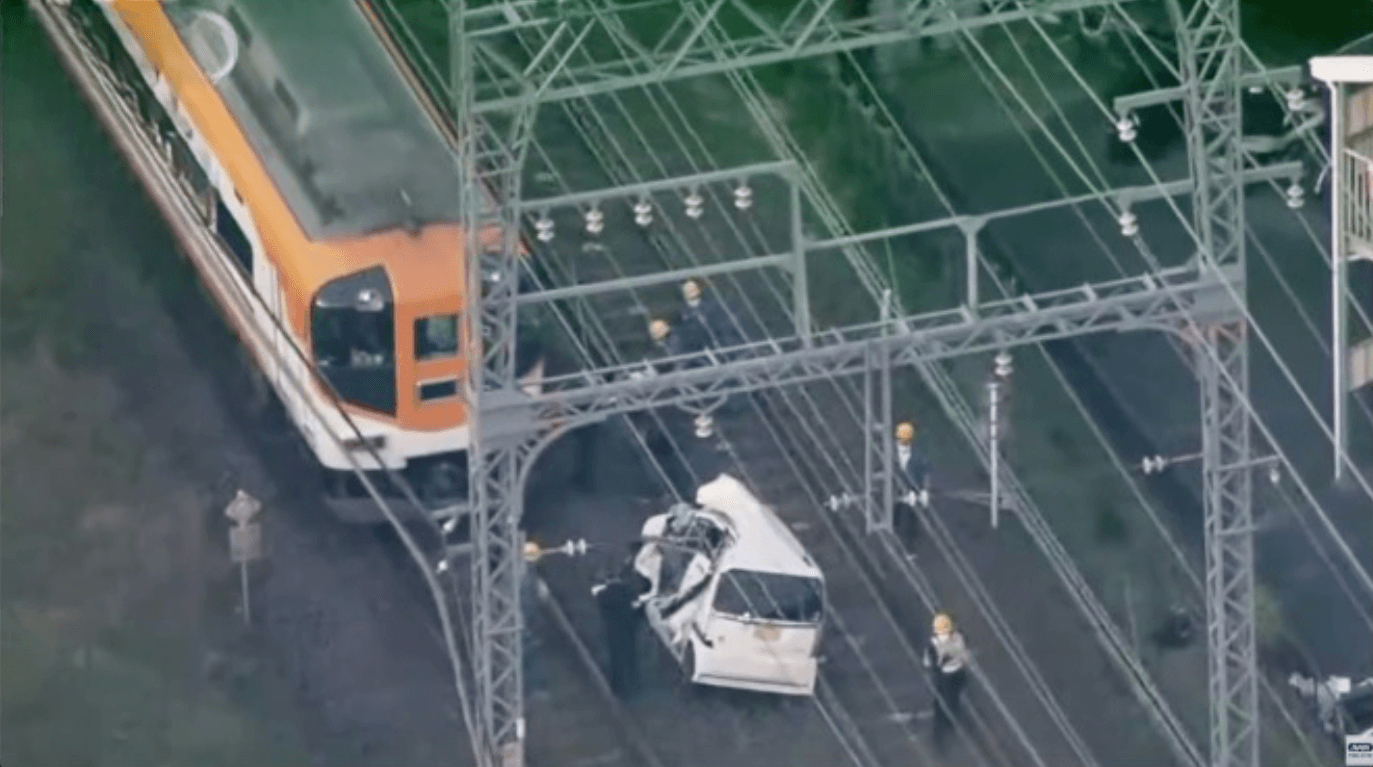 Carro colide com trem expresso no Japão, deixando motorista gravemente ferido