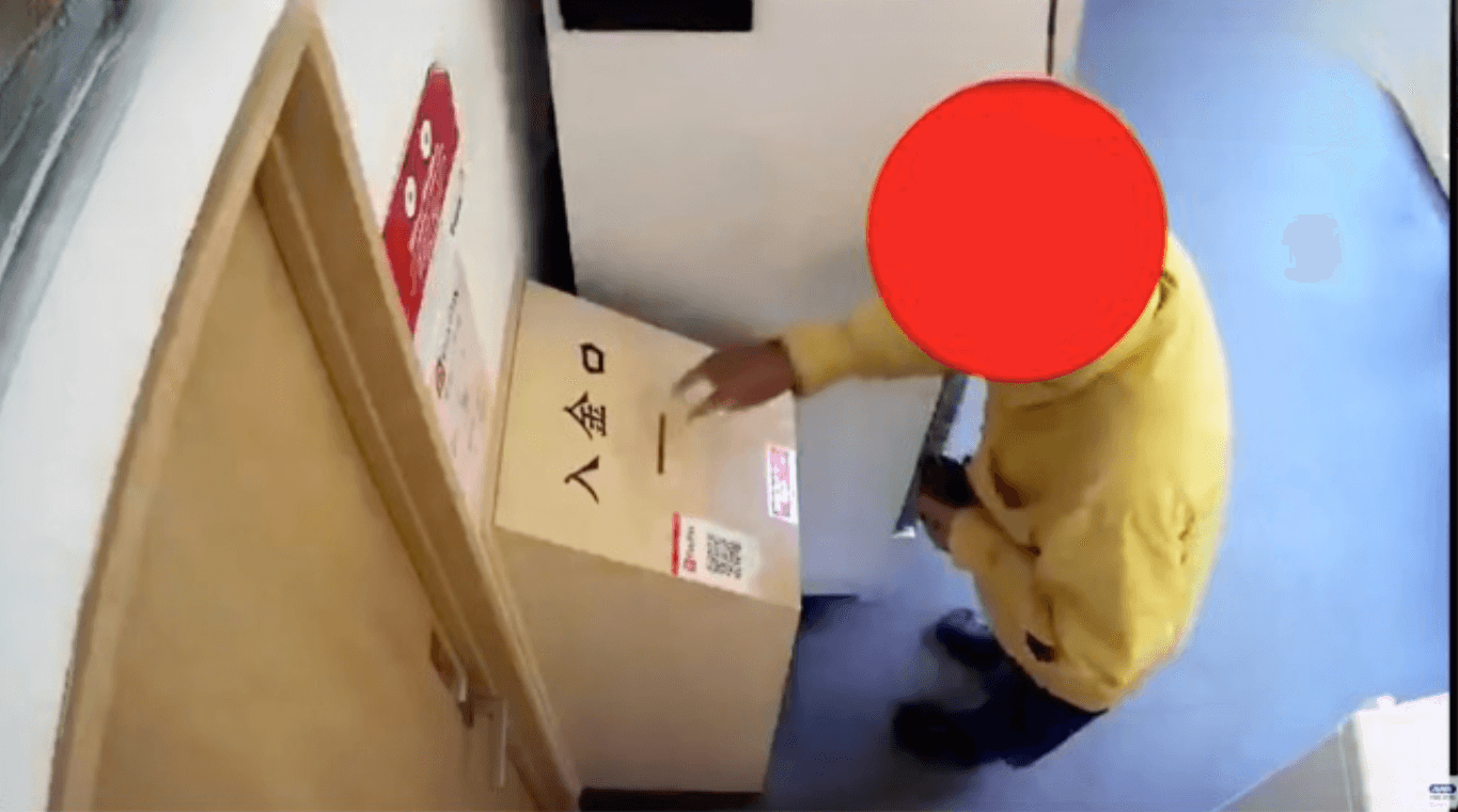 Homem que fingia pagar, em loja autônoma no Japão, é pego durante a fuga