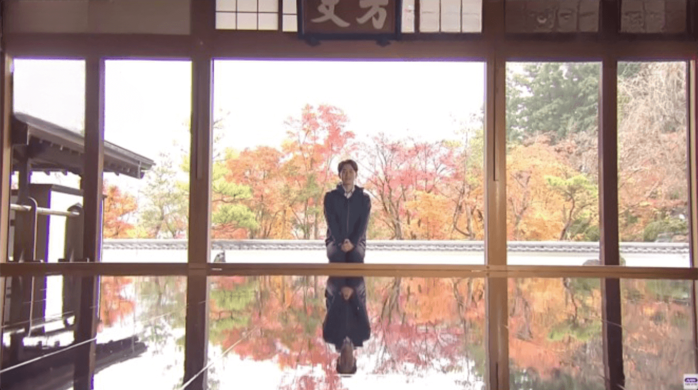 Templo no Japão tem uma vista incrível de outono 