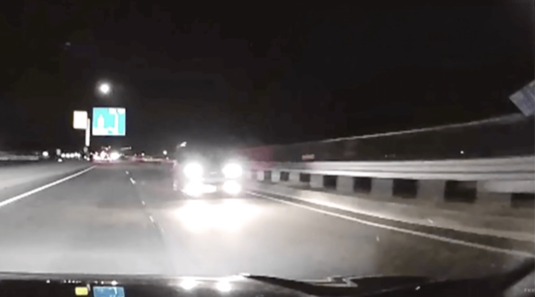 Carro na contramão em rodovia assusta motoristas no Japão 