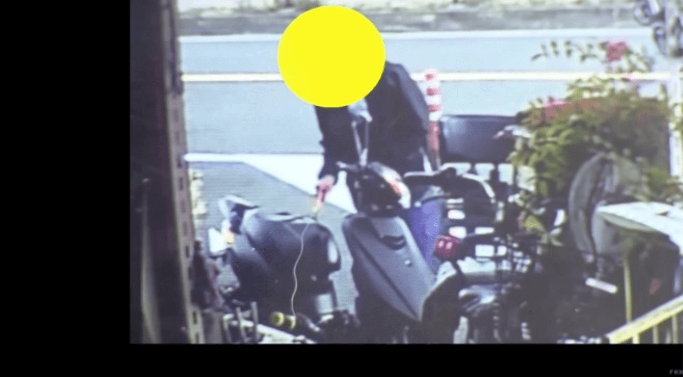 Japonês irritado rasga bancos de moto e cola contato da ignição