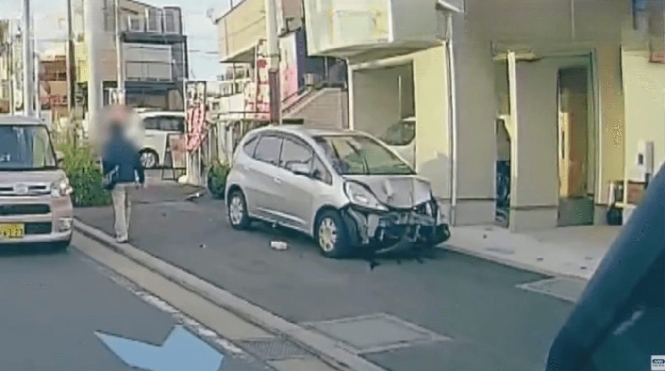 Motorista sobe sobre calçada em alta velocidade no Japão 