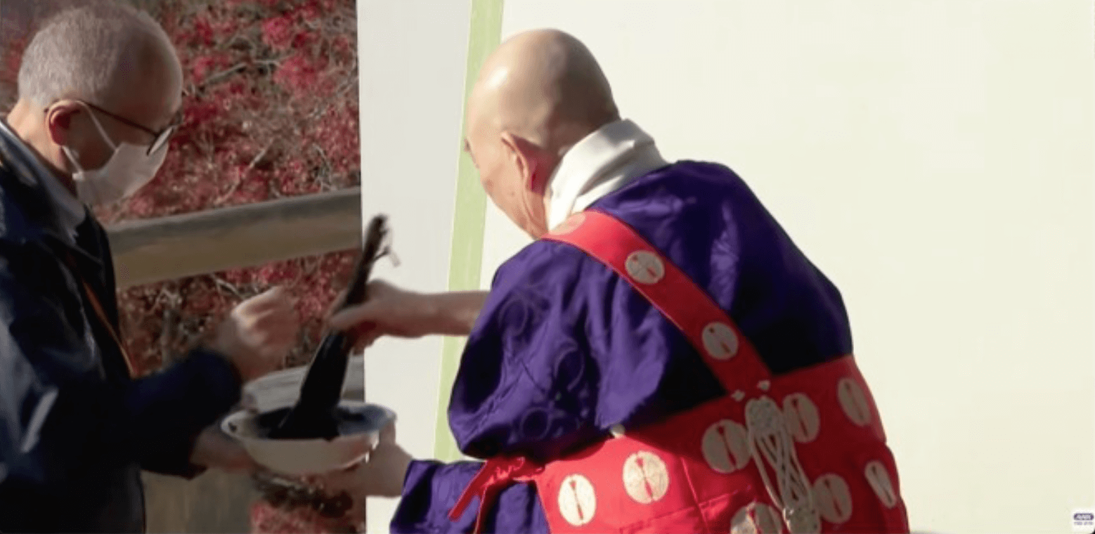 O kanji do ano é anunciado em templo no Japão 