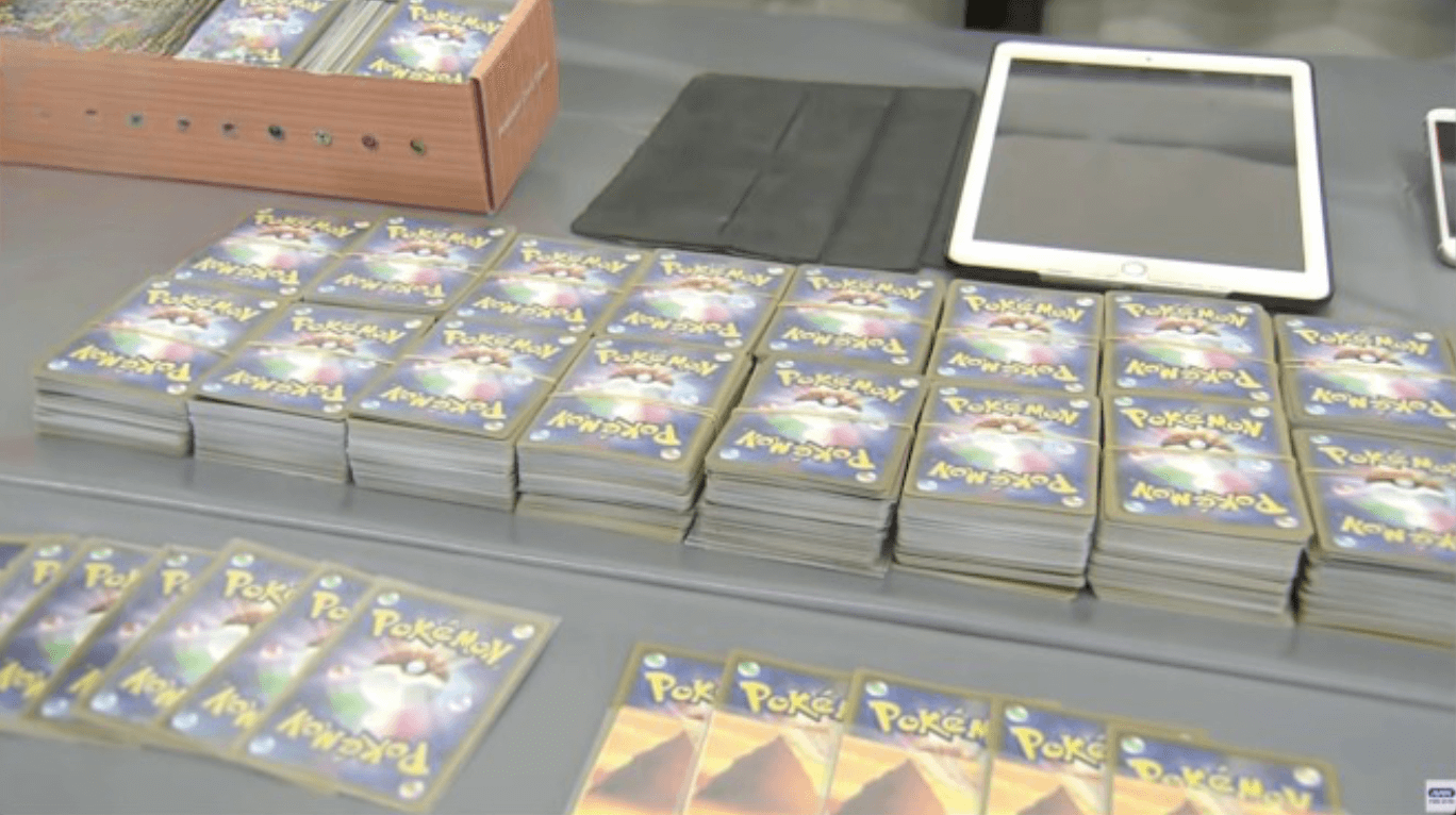 Japonês dá golpe em cartão de crédito de pretendentes para comprar cartas Pokémon 
