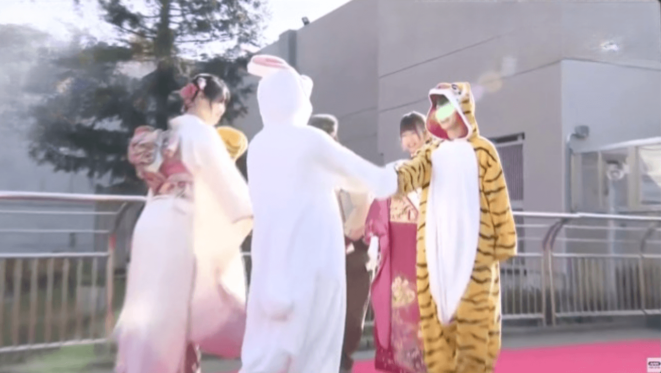 Em clima bem humorado, cerimônia de passagem ano brinca com animais do zodíaco 