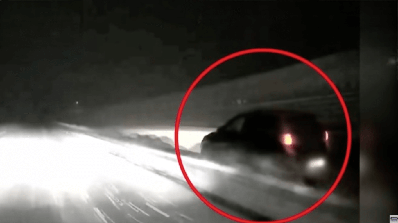 Carro é avistado em alta velocidade, na contramão, durante nevasca