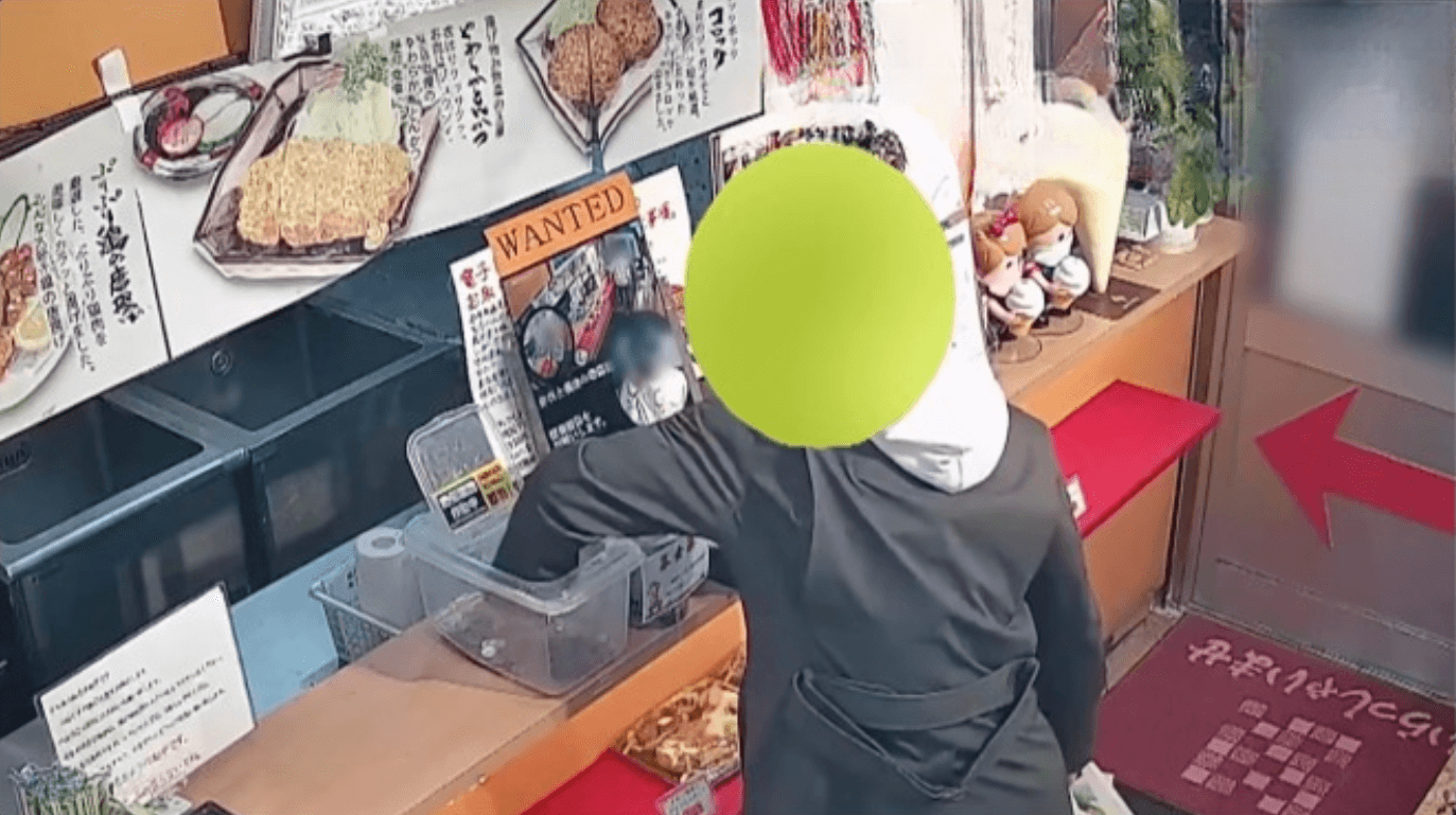 Homem furta a mesma loja sem funcionários e ignora sua foto de procurado 
