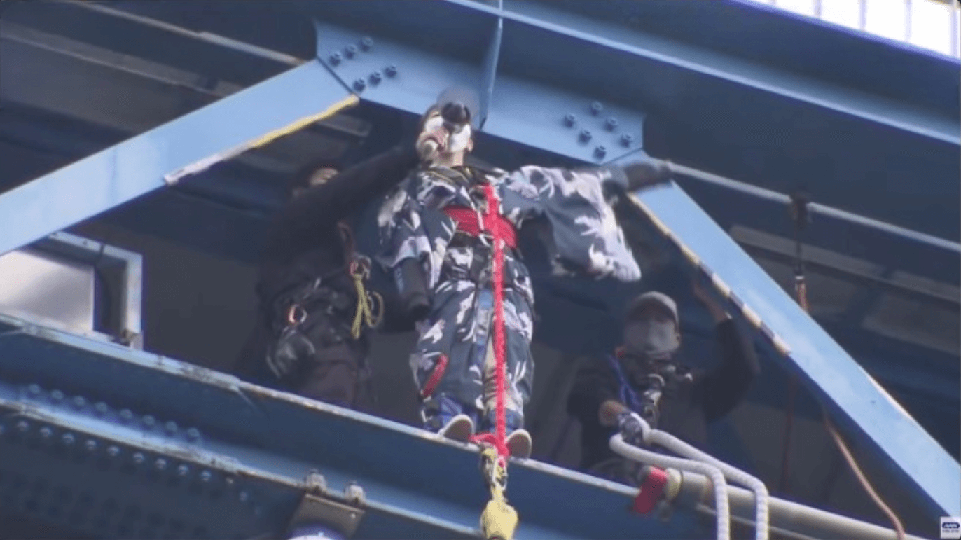 Cerimônia tradicional de novos adultos saltando sobre ponte, acontece no Japão 