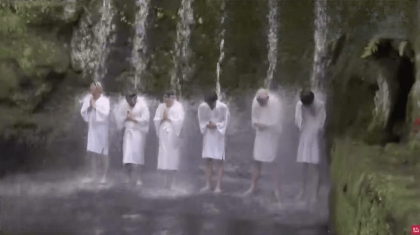 Cerimônia tradicional leva fiéis para banho gelado no Japão 