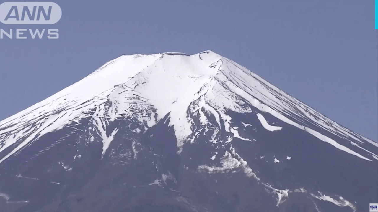 Tradicional símbolo em neve da primavera aparece na encosta do Monte Fuji