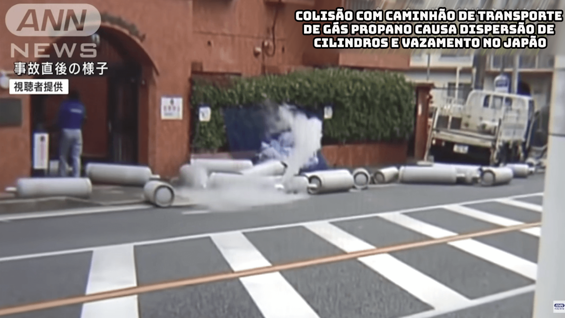 Colisão com caminhão de transporte de gás propano causa dispersão de cilindros e vazamento no Japão 