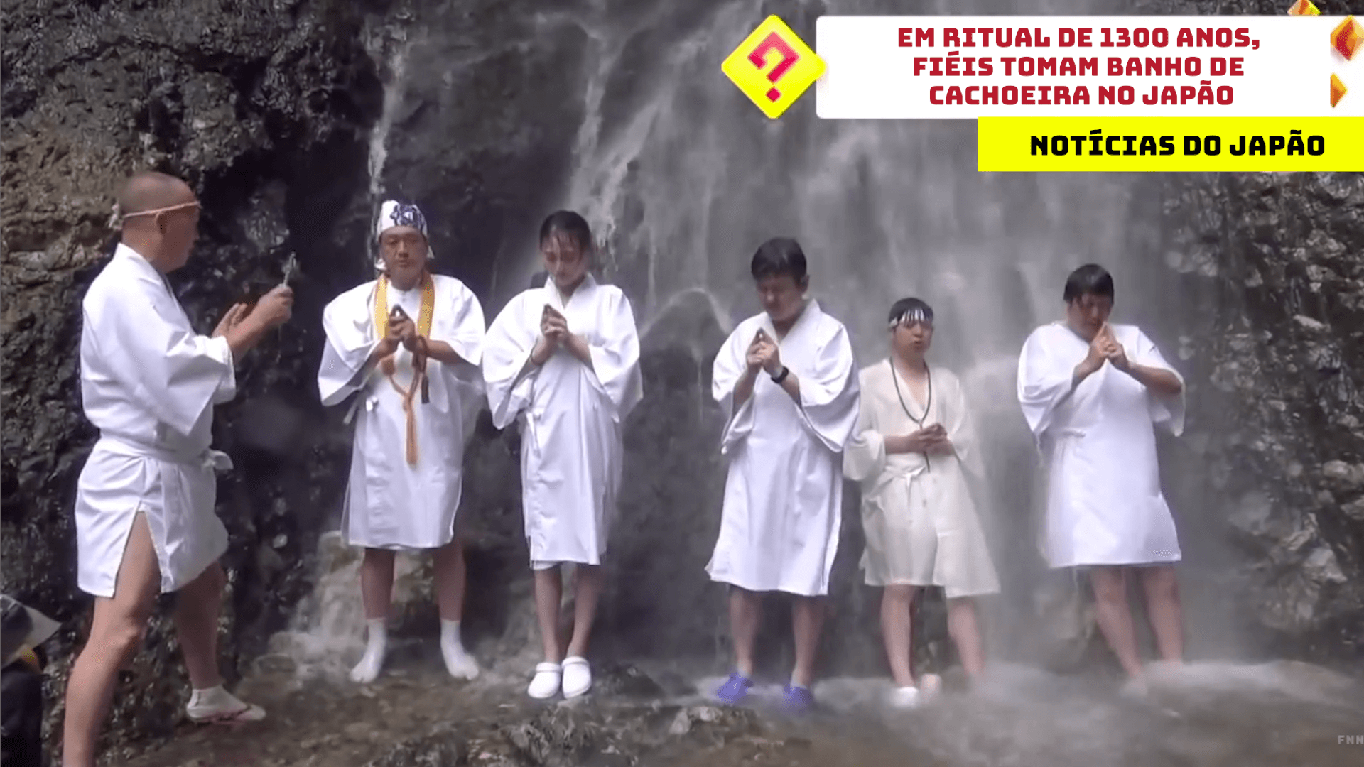 Em ritual de 1300 anos, fiéis tomam banho de cachoeira no Japão 