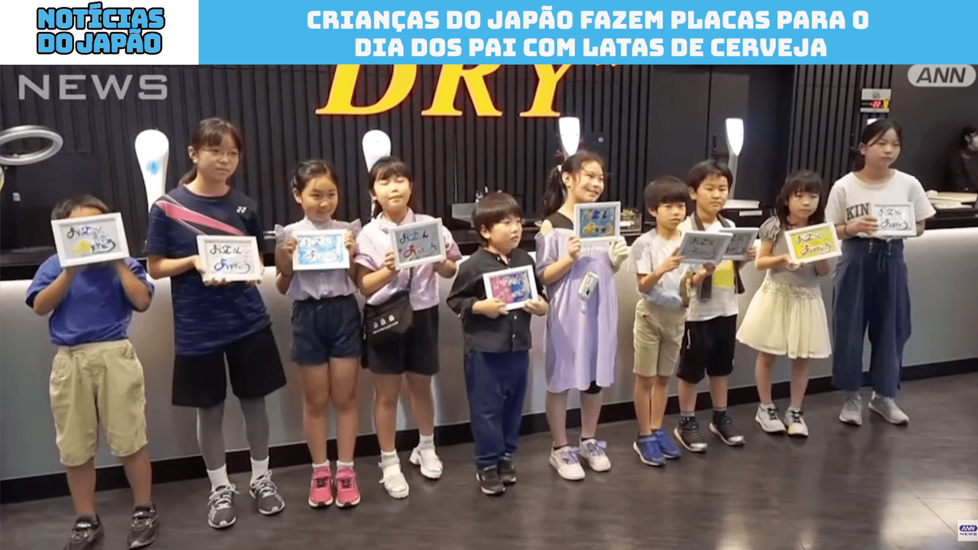 Crianças do Japão fazem placas para o Dia dos Pai com latas de cerveja