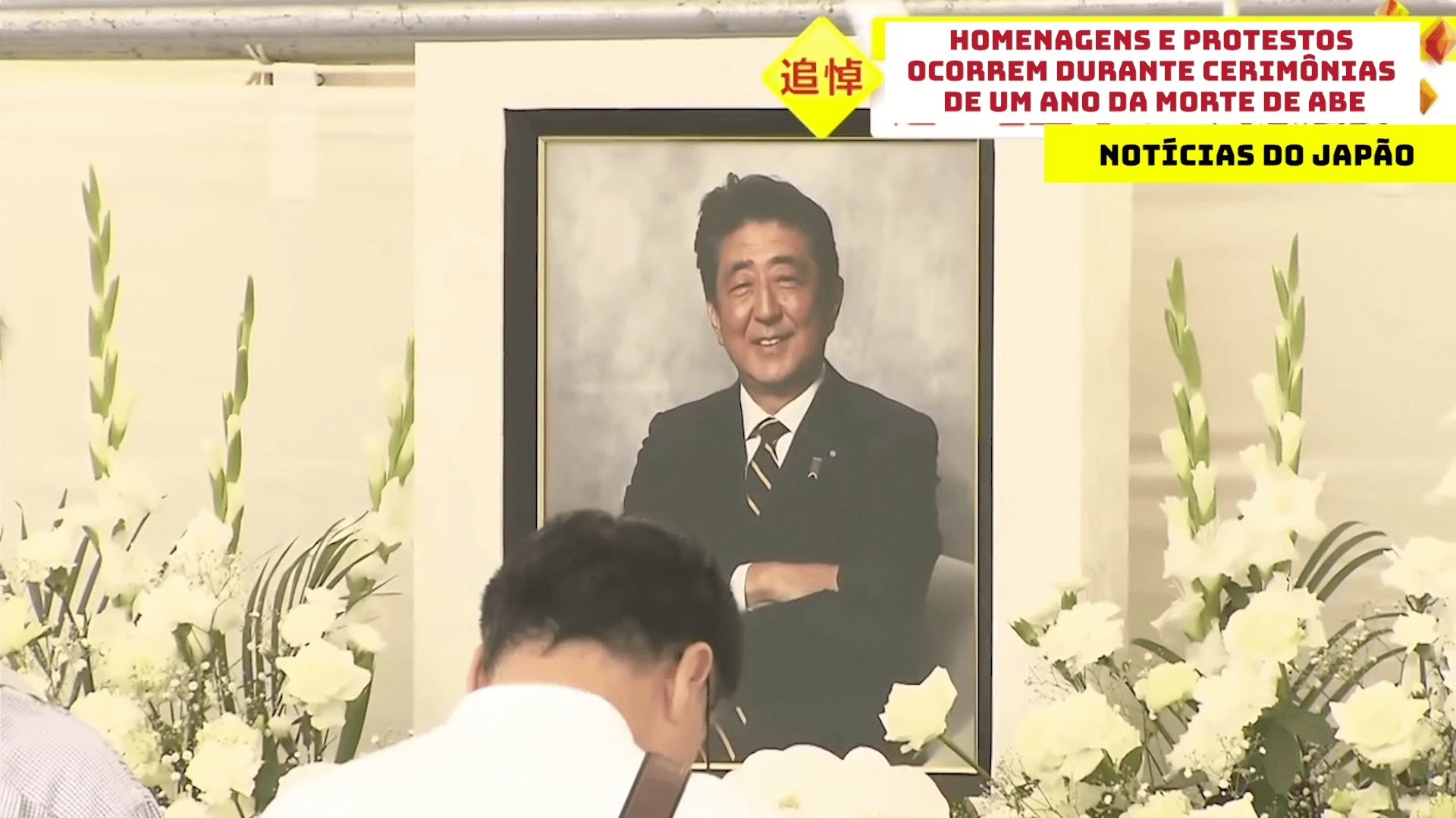 Homenagens e protestos ocorrem durante cerimônias de um ano da morte de Abe 
