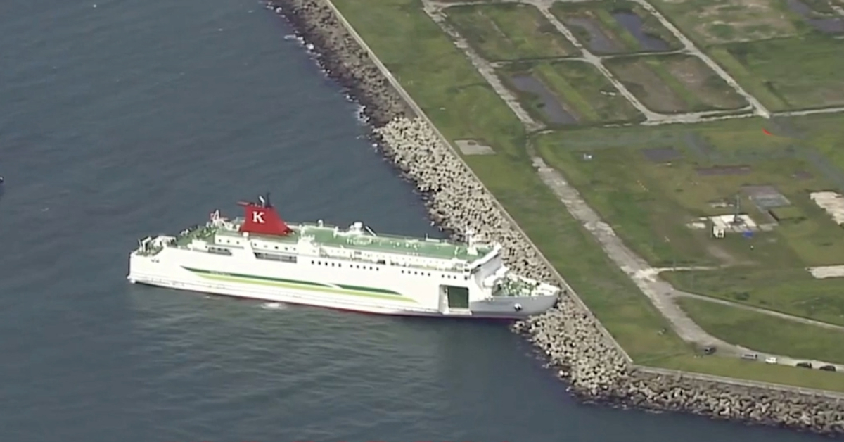 Balsa colide e encalha em porto do Japão